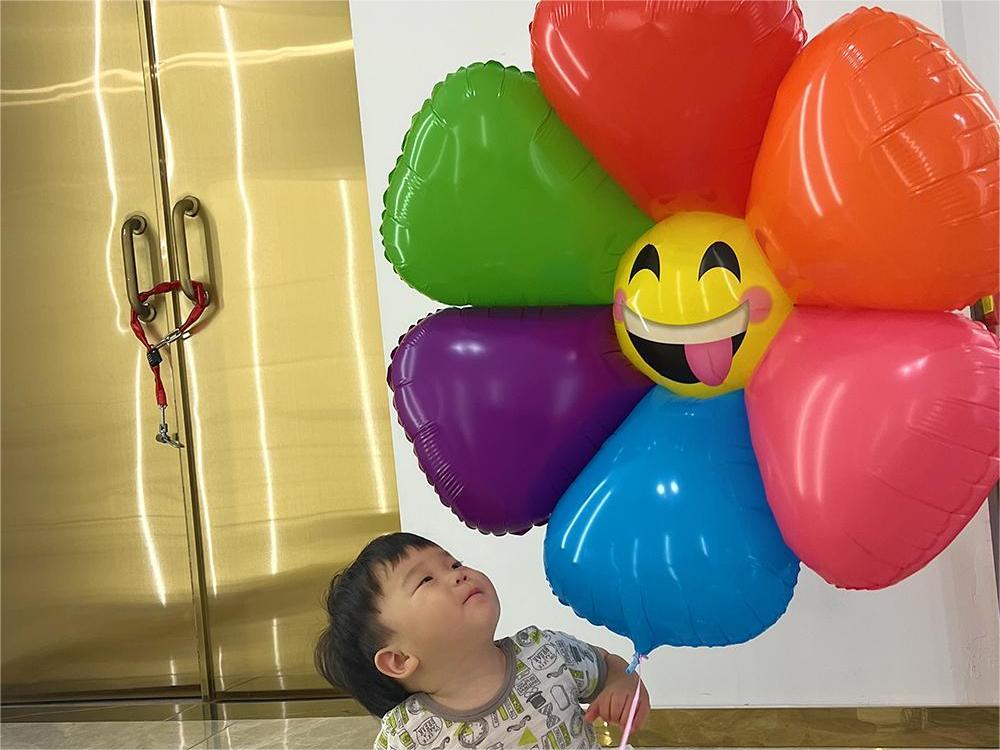 Globos coloridos de la sonrisa de la flor